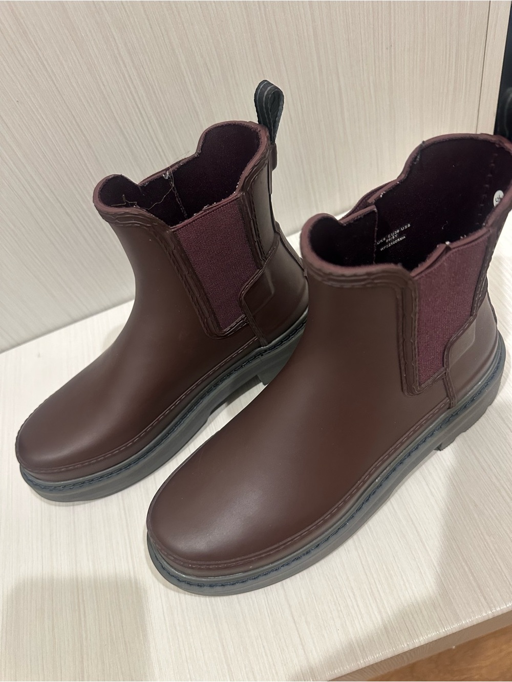 HUNTER- burgundy Chelsea Boots with Elastic Side Panels - Picture 1 of 5